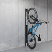 Der innovative Bikelift angebracht an einer grauen Betonwand mit einem montiertem blauen Velo