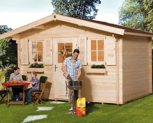 Natural garden house with saddle roof, single door and two differents at the left and right. A small, stony path leads to the garden shed. In front of the house there is a man at the grill and on the left a small table where a little boy and a woman are sitting.