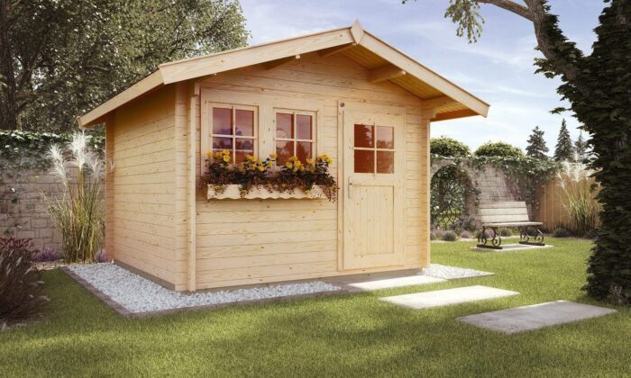 Helles Gartenhaus mit Einzeltür und Vordach und zwei Fenstern mit Blumen. Steht auf einem Steinboden in einem grossen Garten.